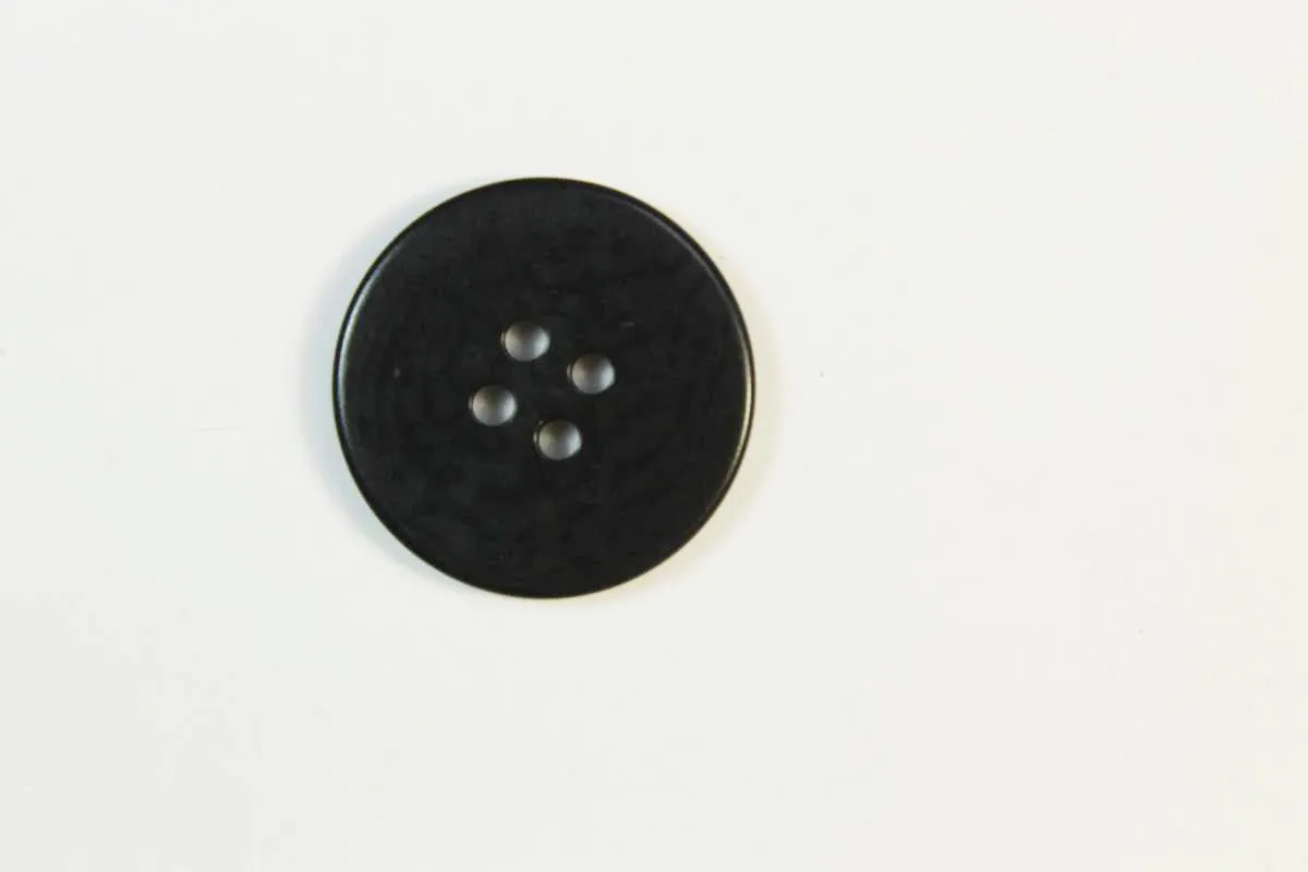 Пуговица пластмассовая, четыре прокола, графитового цвета, диаметр 23 ммизображение