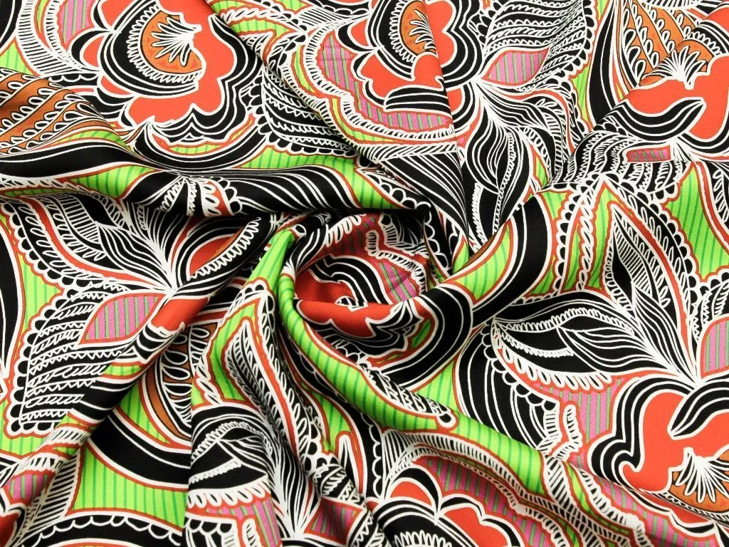 Плательная ткань с крупным цветочным рисунком на зеленом фонеизображение