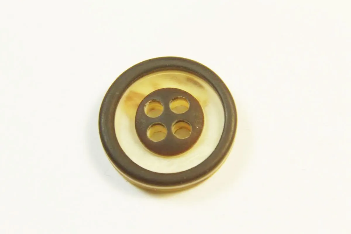 Пуговица пластмассовая, четыре прокола, коричневого цвета, с кантом, диаметр 15 ммизображение