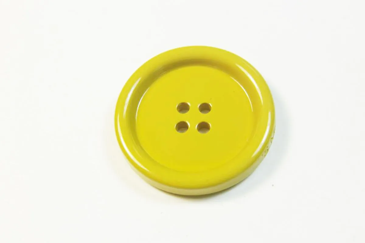 Пуговица пластмассовая, четыре прокола, горчичного цвета, диаметр 29 ммизображение
