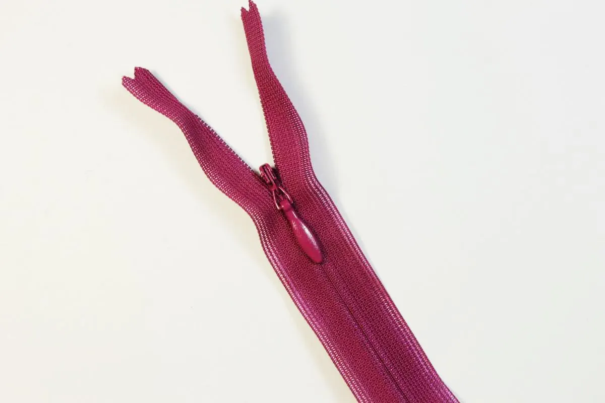 Молния потайная с металлическим замком, тёмно-розового цвета. Длина 60 см изображение