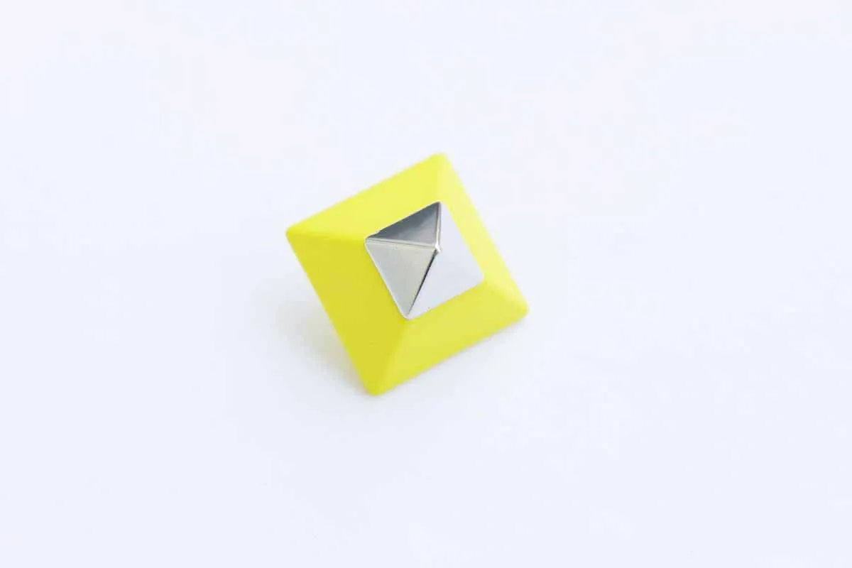 Пуговица пластмассовая, на ножке, "Пирамида" малая, жёлтый/никель, диаметр 25 ммизображение