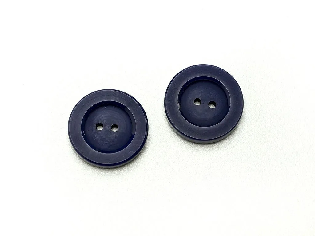 Пуговица пластмассовая, два прокола, синего цвета, диаметр 28 ммизображение