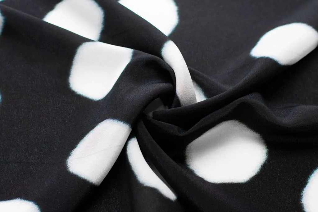 Блузочно-плательный шелк с рисунком "Горохи", черно-белый цветизображение