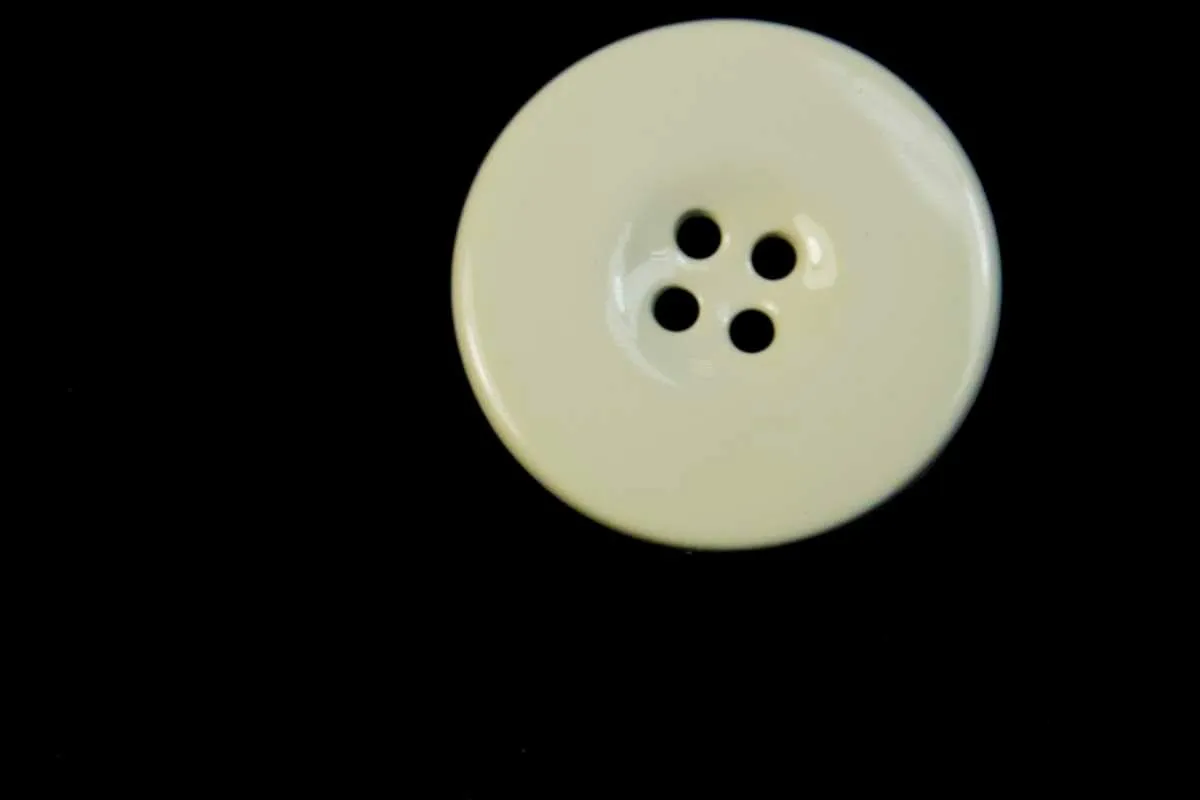 Пуговица металлическая, эмалированная, четыре прокола, белого цвета, глянцевая, диаметр 27 ммизображение