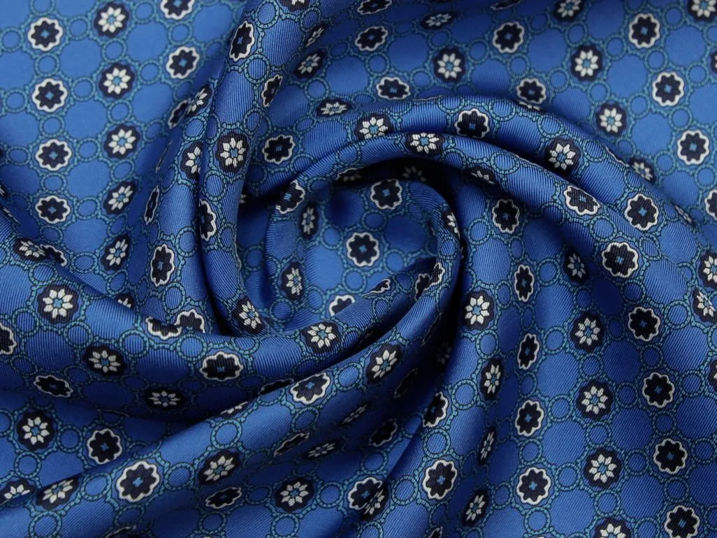 Блузочно-плательный шелк твил с мелкмим орнаментом на синем фонеизображение