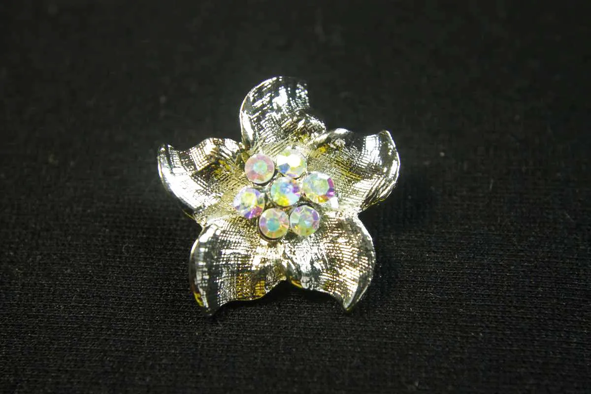 Пуговица-украшение металлическая, на ножке, цветные стразы на никеле, диаметр 26 ммизображение