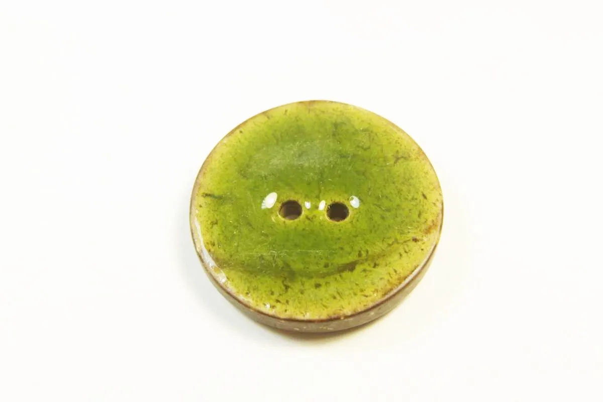 Пуговица пластмассовая, два прокола, пёстрого коричневого цвета, в зелёной глазури, диаметр 27 ммизображение