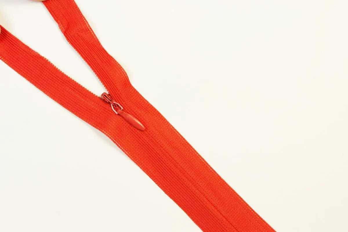 Молния потайная с металлическим замком, цвет красный, длина 60 см изображение