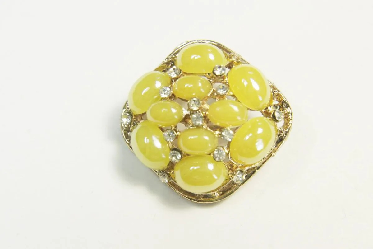 Пуговица металлическая на ножке жёлтого цвета со стразами и жемчугом диаметр 25 ммизображение