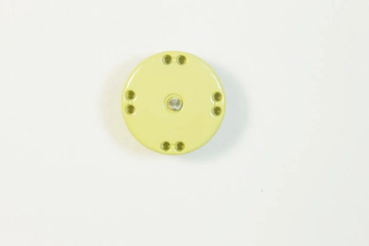 Кнопка круглая металлическая пришивная, светло-жёлтого цвета, диаметр 15 ммизображение