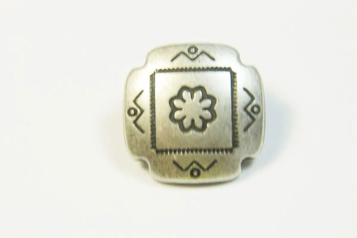 Пуговица металлическая, на ножке, квадратная, цвета матового серебра, с декором. Диаметр 17 ммизображение