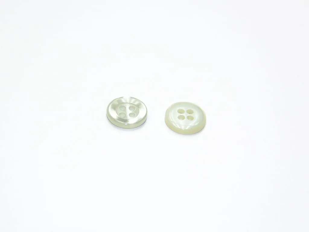 Пуговица пластмассовая, рубашечная, 4 прокола, молочный перламутр, диаметр 13 ммизображение