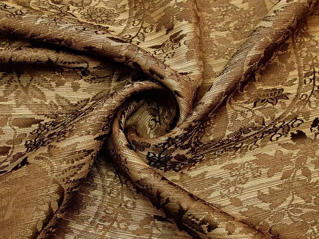 Жаккардовая ткань с цветочным орнаментом в золотистом тонеизображение