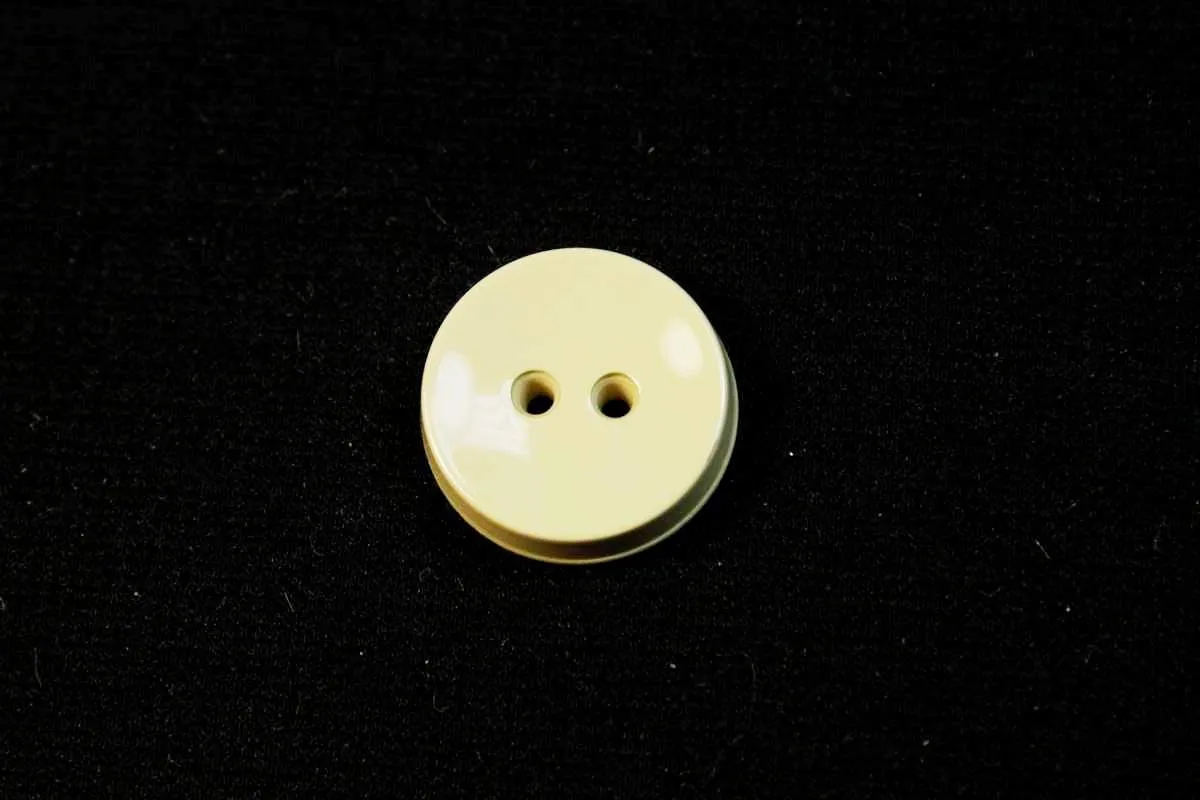 Пуговица пластмассовая, два прокола, бежевого цвета, глянцевая, диаметр 19 ммизображение