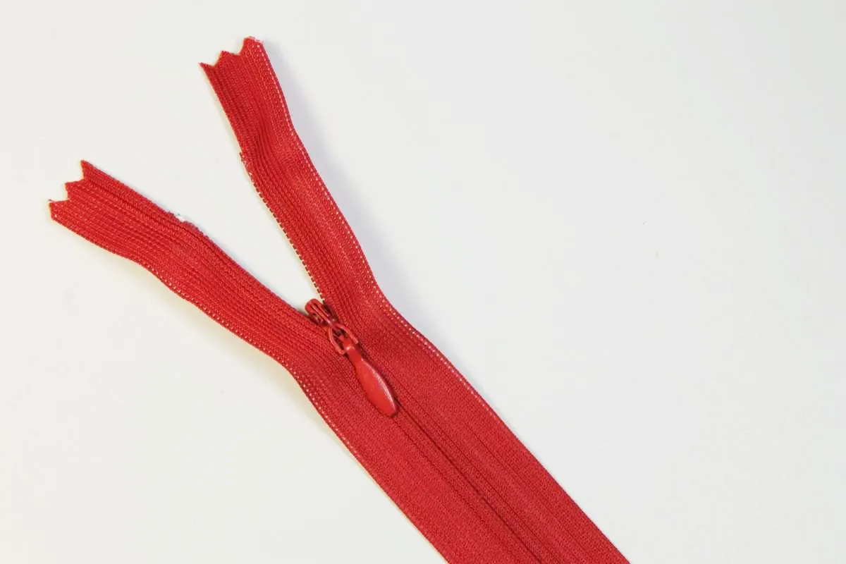 Молния потайная с металлическим замком длина 25 см цвет красныйизображение