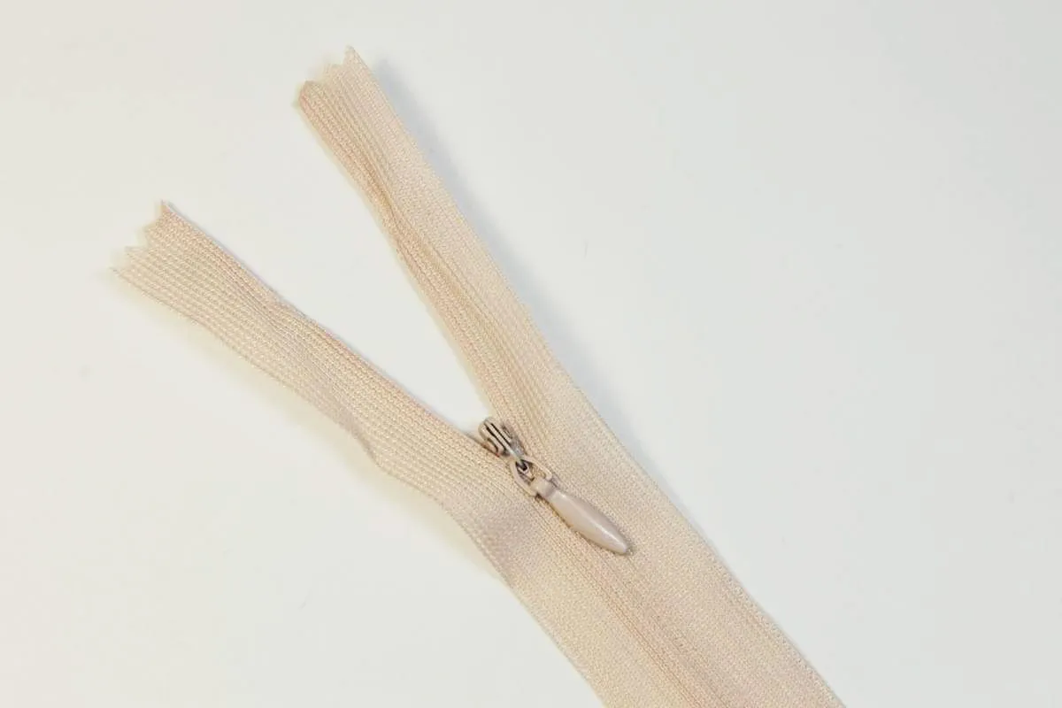 Молния потайная с металлическим замком, цвет нежно-розовый, длина 45 см изображение