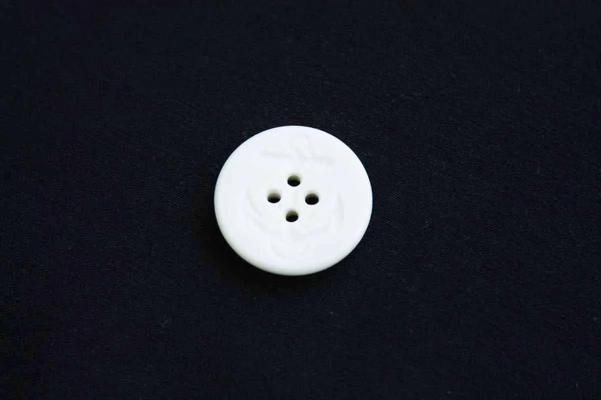 Пуговица пластмассовая, 4 прокола, "ЯКОРЬ", молочного цвета,  диаметр 25 ммизображение