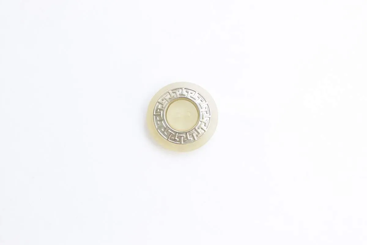 Пуговица пластмассовая, 2 прокола, с металлическим узором, бежевая, диаметр 24 ммизображение
