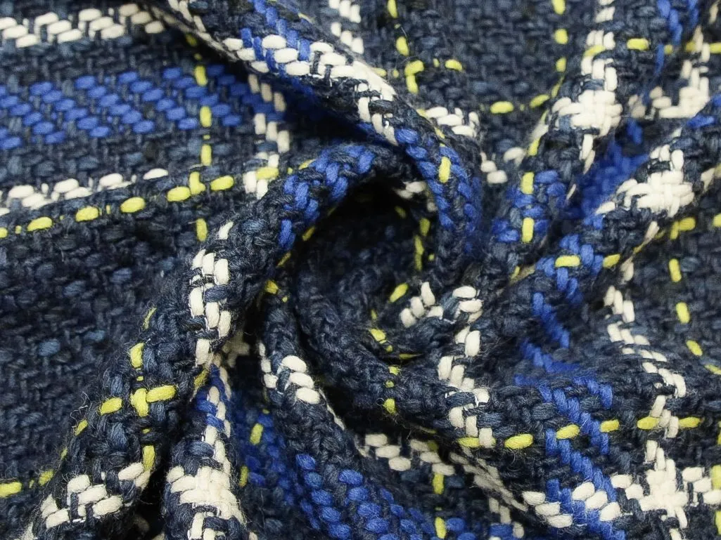 Буклированная пальтовая ткань в крупную клетку из стежков на  синем фонеизображение