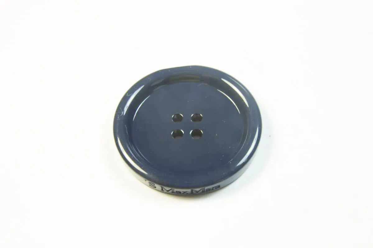 Пуговица пластмассовая, четыре прокола, синего цвета, диаметр 33 ммизображение