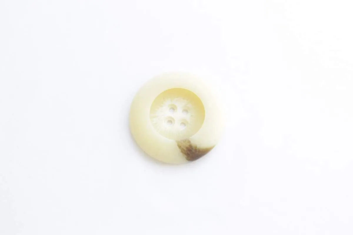 Пуговица пластмассовая, четыре прокола, бежево-жёлтого цвета, диаметр 33 ммизображение