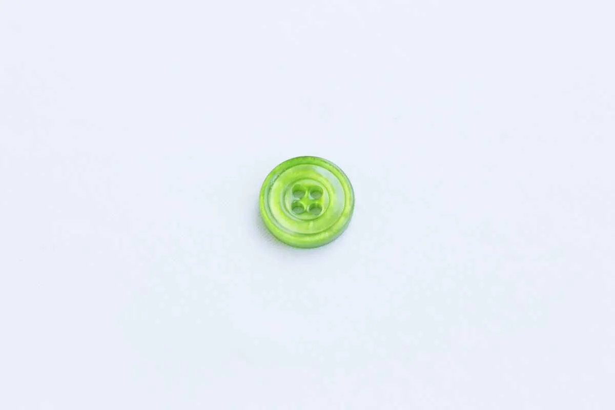 Пуговица пластмассовая, четыре прокола, светло-зелёный перламутр, диаметр 11 ммизображение