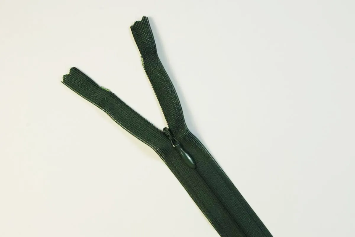 Молния потайная с металлическим замком, тёмно-зелёного цвета. Длина 35 см изображение