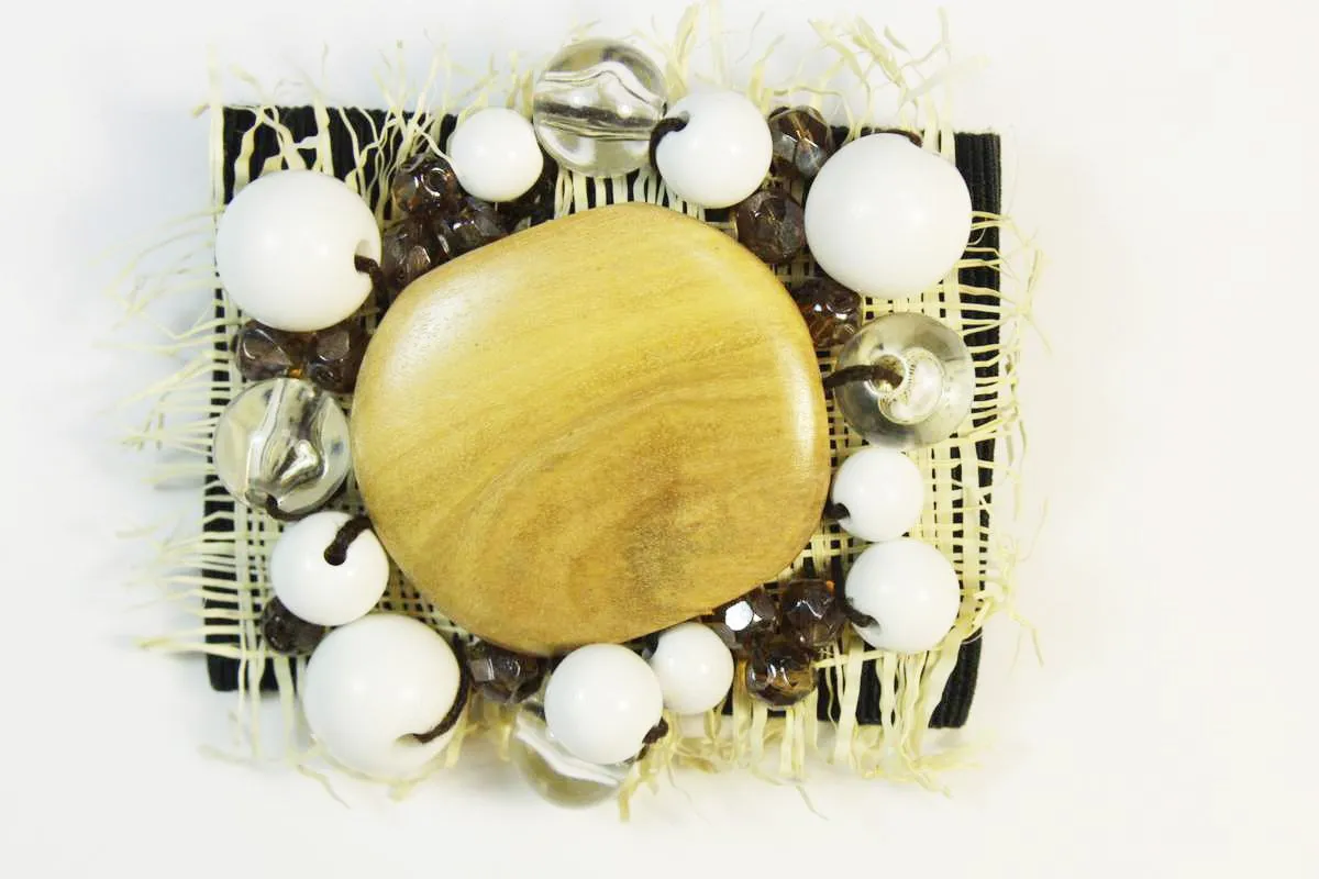 Брошь-украшение, дерево и бусины на репсе, бежевого цвета, 65*50 ммизображение