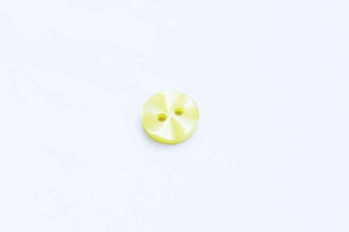 Пуговица пластмассовая, два прокола, горохового цвета, диаметр 10 ммизображение