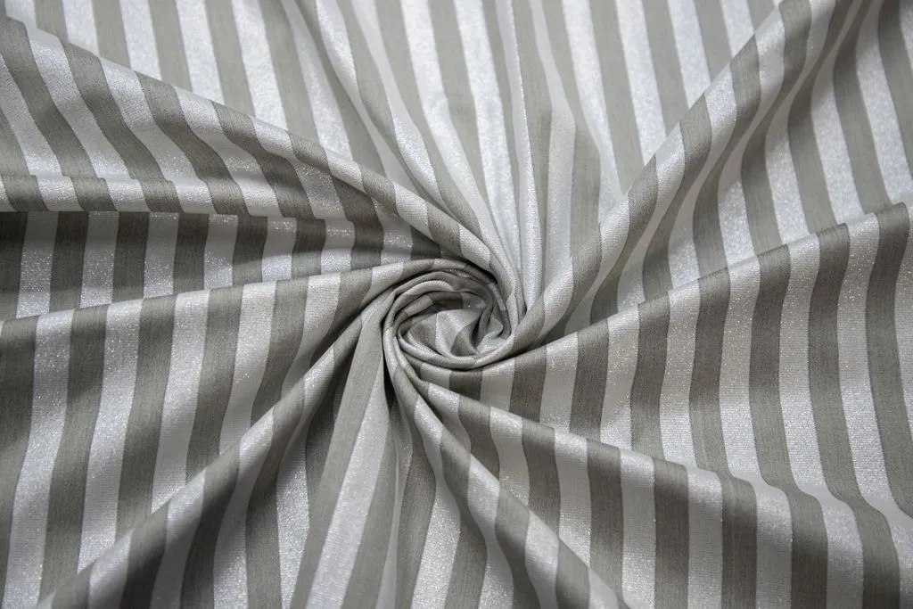 Двухсторонняя костюмная ткань  в вертикальную полоску, цвет серебристо-серыйизображение