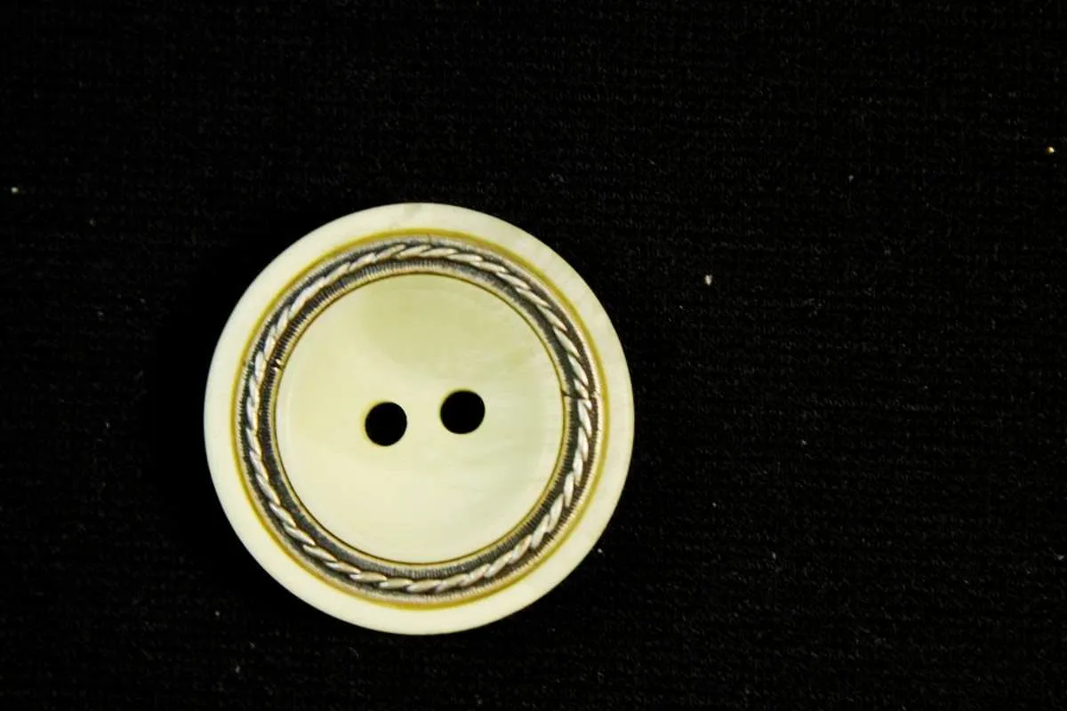 Пуговица пластмассовая, два прокола, светло-жёлтый камень с металлическим кантом, диаметр 27 ммизображение