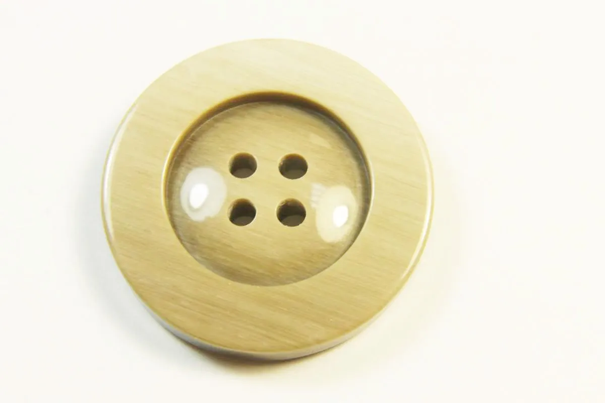 Пуговица пластмассовая, четыре прокола, светло-коричневыё глянец,  диаметр 28 ммизображение