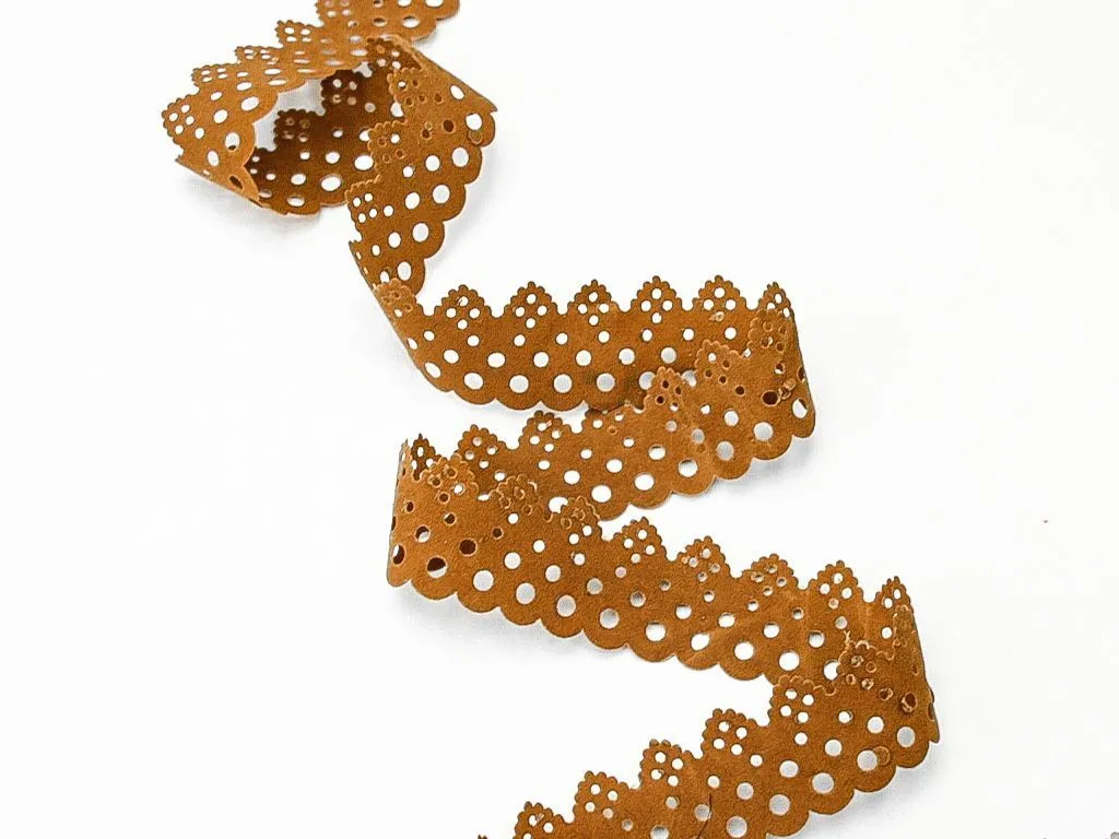 Тесьма декоративная из искусственной замши, с перфорацией, коричневого цвета, ширина 33 ммизображение