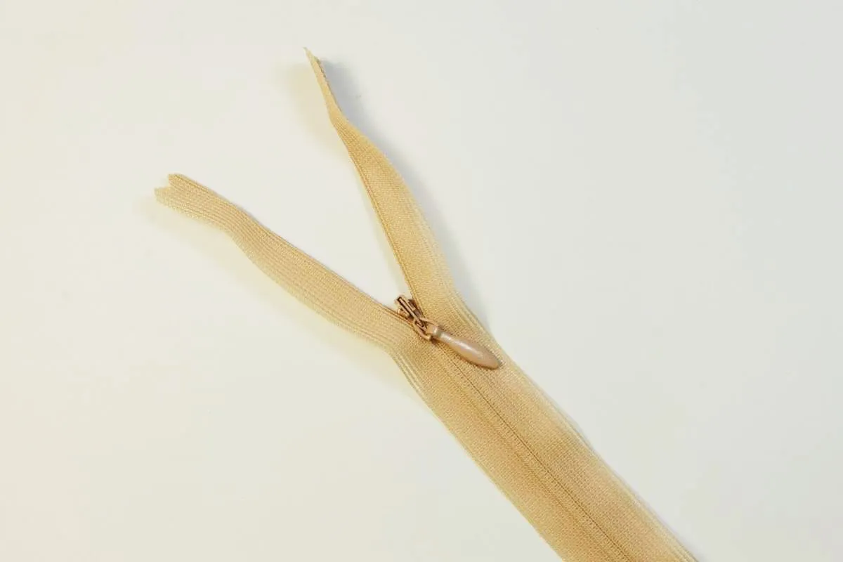 Молния потайная с металлическим замком, пудрового цвета. Длина 35 см изображение