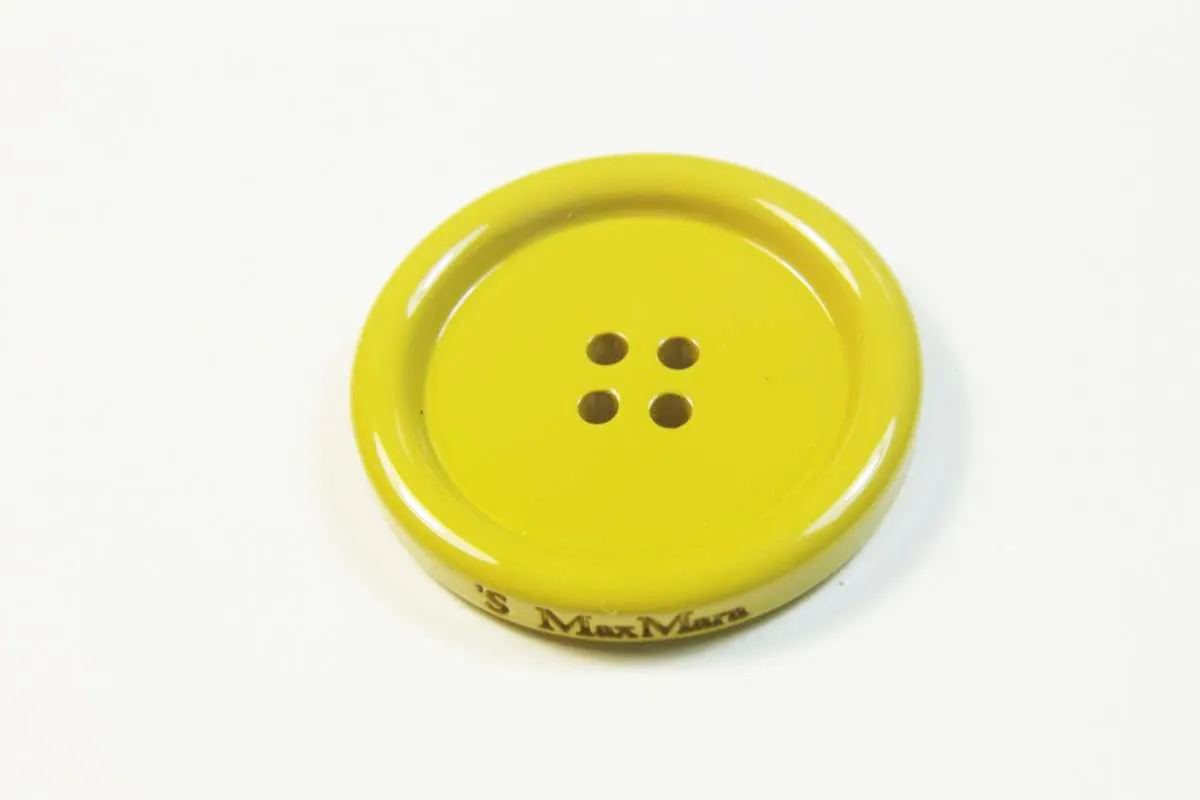 Пуговица пластмассовая, четыре прокола, горчичного цвета, диаметр 33 ммизображение