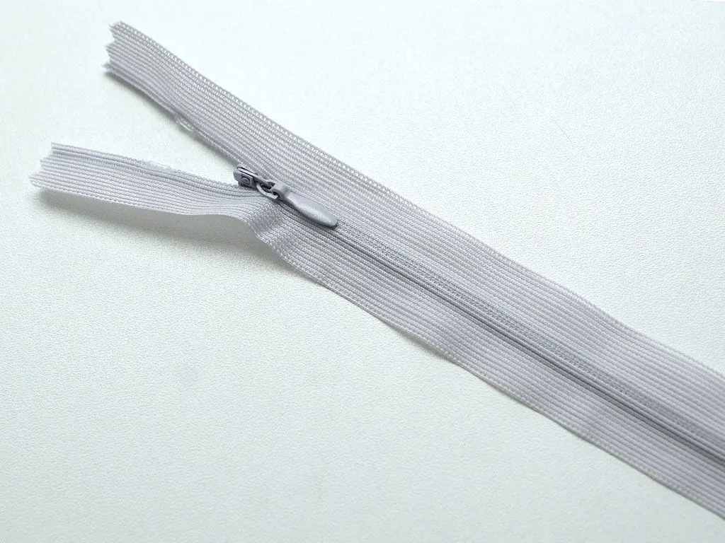 Молния потайная с металлическим замком, светло-серого цвета, длина 65 см изображение