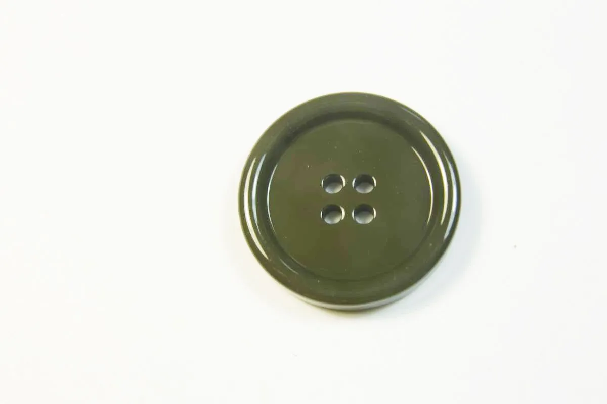 Пуговица пластмассовая, четыре прокола, цвет тёмный хаки, диаметр 25 ммизображение