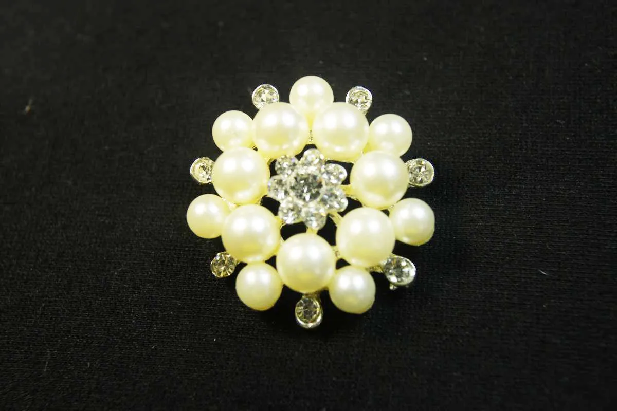 Пуговица-украшение металлическая, на ножке, белый жемчуг на серебре диаметр 34 ммизображение