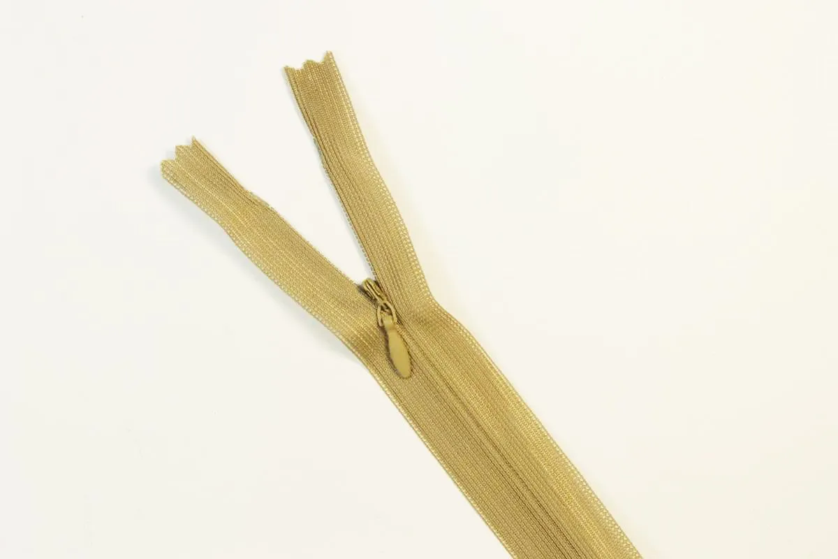 Молния потайная с металлическим замком, светло-коричневого цвета, длина 55 см изображение