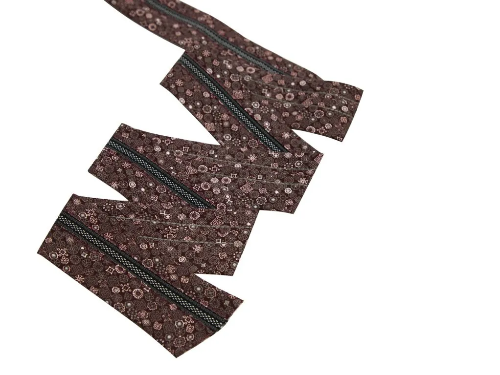 Лента корсажная брючная, узор на бордовом, с прорезиненной вставкой, ширина 50 ммизображение