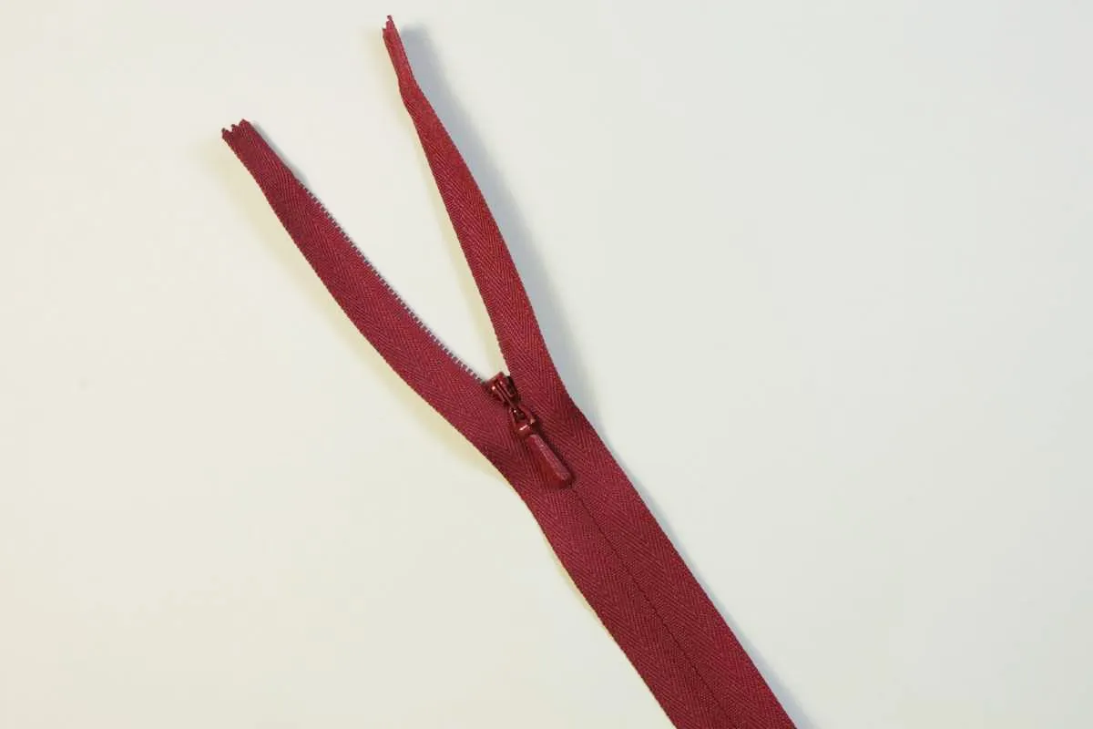 Молния потайная с металлическим замком, брусничного цвета. Длина 55 см изображение