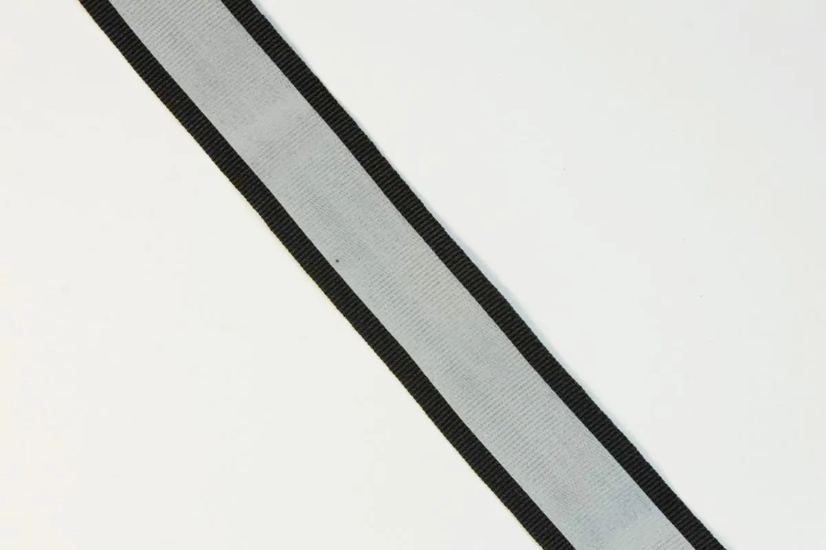 Тесьма светоотражающая, черного цвета с серой полоской 15мм, ширина 20 ммизображение