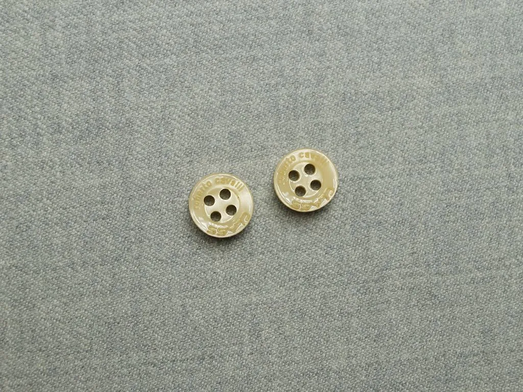 Пуговица пластмассовая, рубашечная, 4 прокола, светло-бежевого цвета, перламутровая, диаметр 10 ммизображение