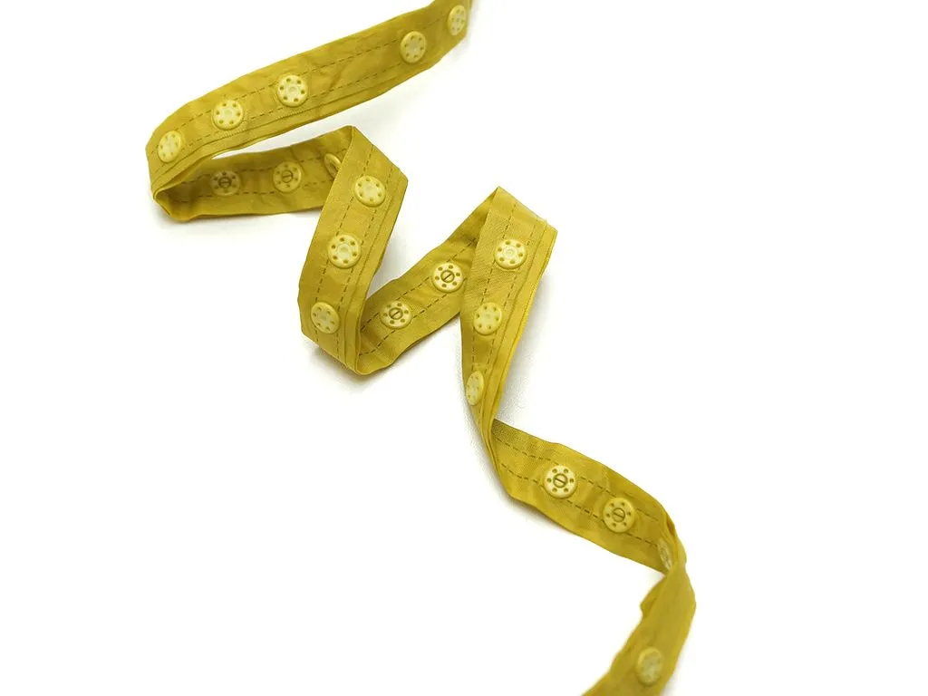 Кнопки пластмассовые на тесьме (полиэстер), горчичного цвета, ширина 18 ммизображение