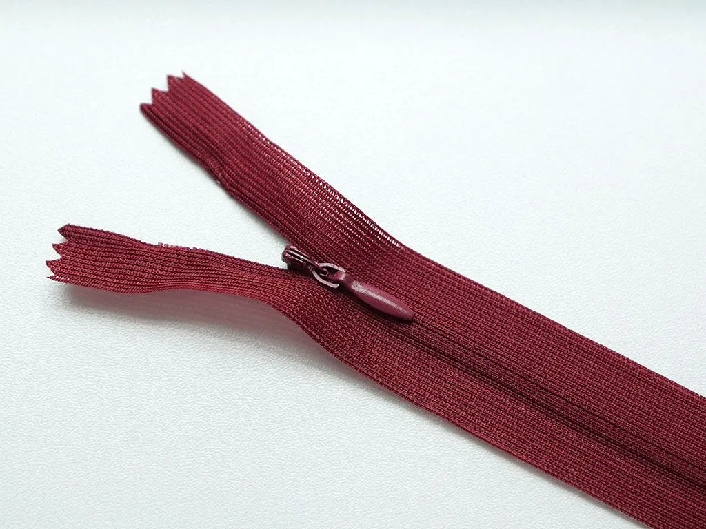 Молния потайная с металлическим замком, бордового цвета, длина 20 см изображение