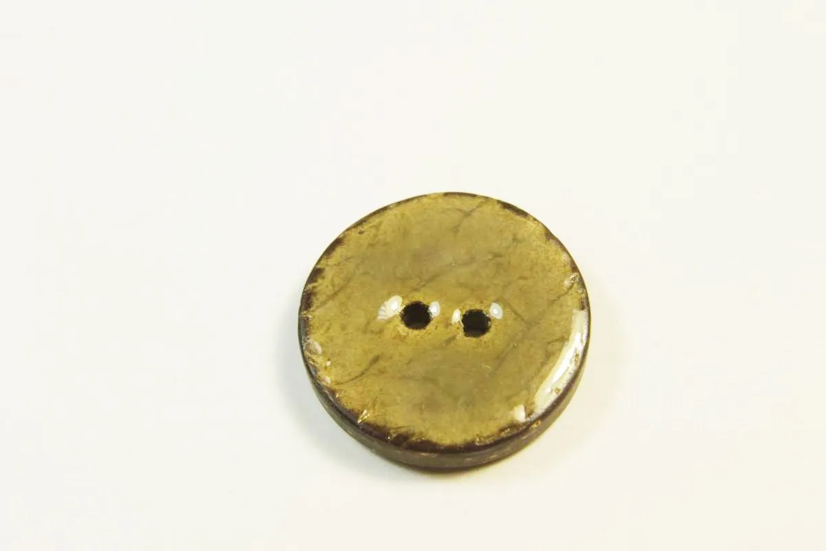 Пуговица пластмассовая, два прокола, пёстрого коричневого цвета, в серой глазури, диаметр 21 ммизображение