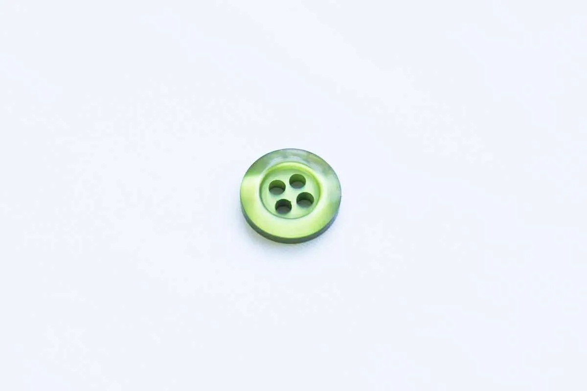 Пуговица пластмассовая, четыре прокола, зелёный перламутр, диаметр 11 ммизображение