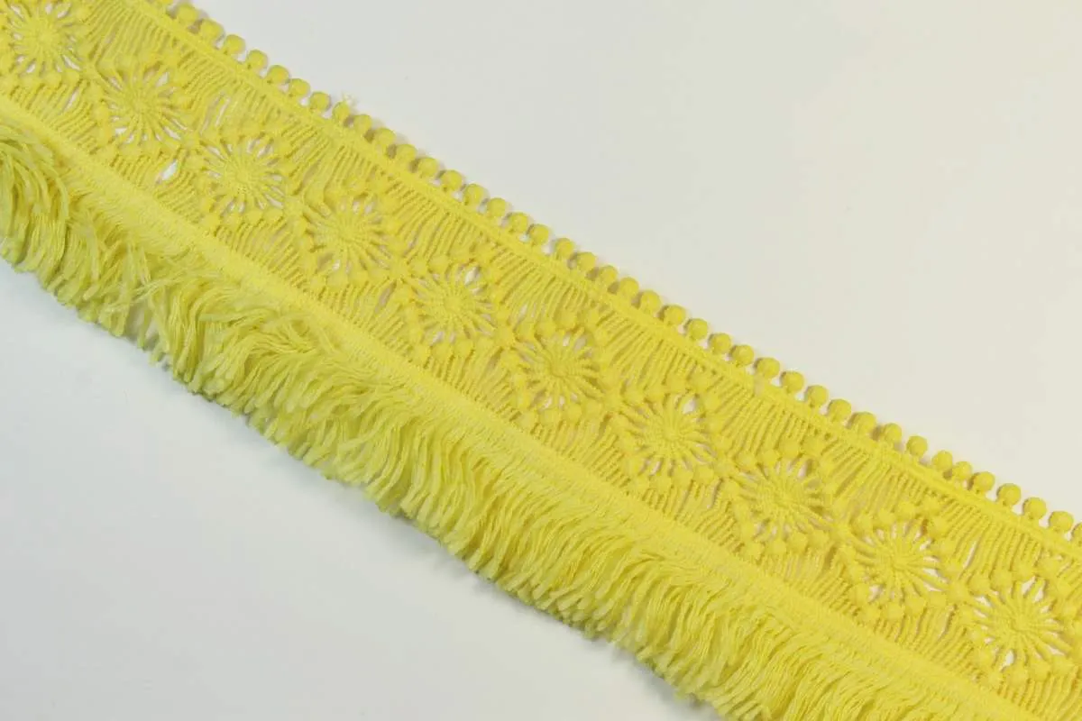 Тесьма декоративная, вязаная с бахромой, светло-жёлтого цвета, ширина 68 ммизображение