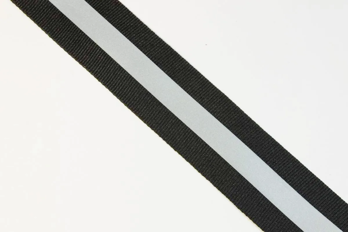 Тесьма светоотражающая, черного цвета с серой полоской 10мм, ширина 30 ммизображение